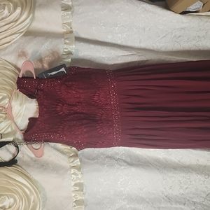 Vestido de dama nuevo nunca usado. Color vino.  New never worn ladies dress.